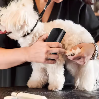 FurEase deshedding borstel voor honden en katten in gebruik